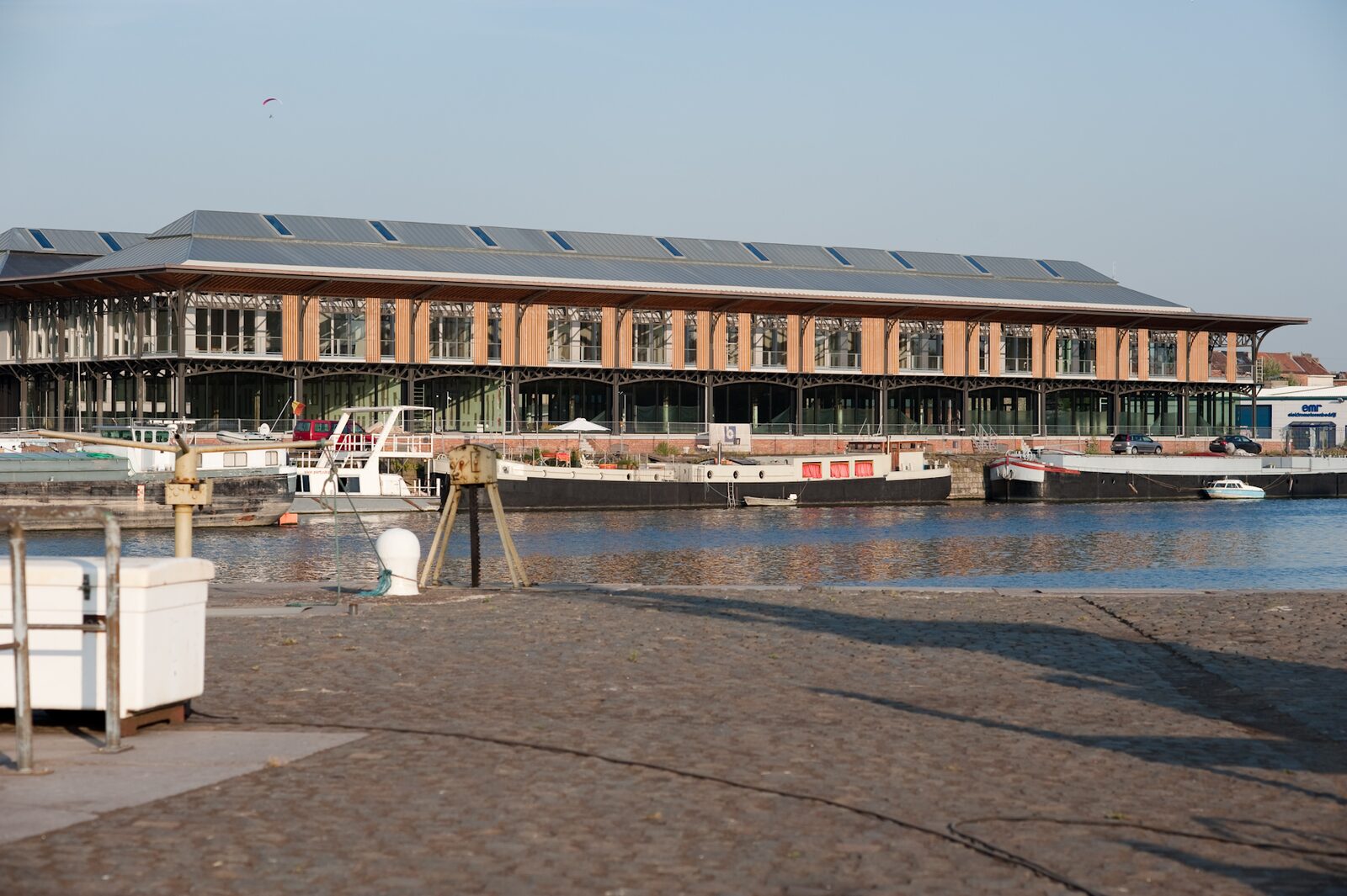 Loods 22 aan het water in de Voorhaven van Gent
